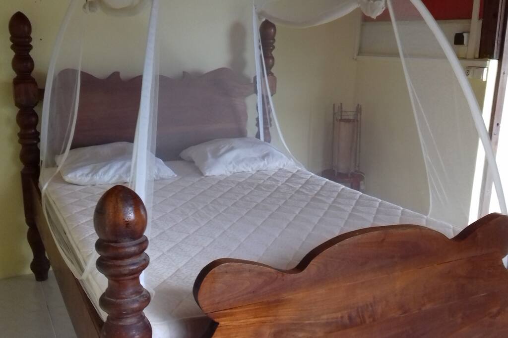 Lit double ancien en bois de Mahogany et acajou