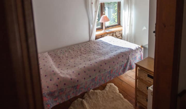 غرفة نوم واحدة - ومع ذلك فهي صغيرة ولكنها تحتوي على خزانة ملابس صغيرة وإذا كنت بحاجة إلى نوم طفل، فيمكننا وضع سريرنا على جانب السرير الفردي. سلسلة أمان النافذة مثبتة.