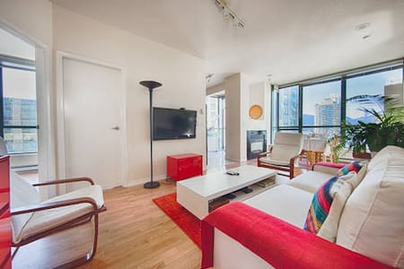 Heart of Downtown, Gym+Pool, Amazing View!