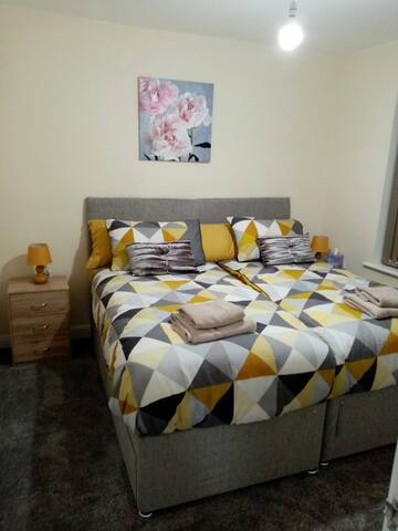 ★ Beautiful cosy Manchester Home +Onsite Parking ★ gallery image 4