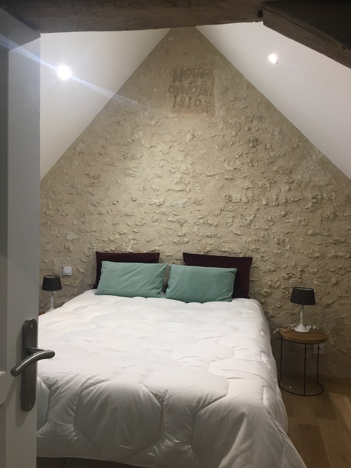 the upstairs bedroom and its queen size bed for 2 people ( 160)