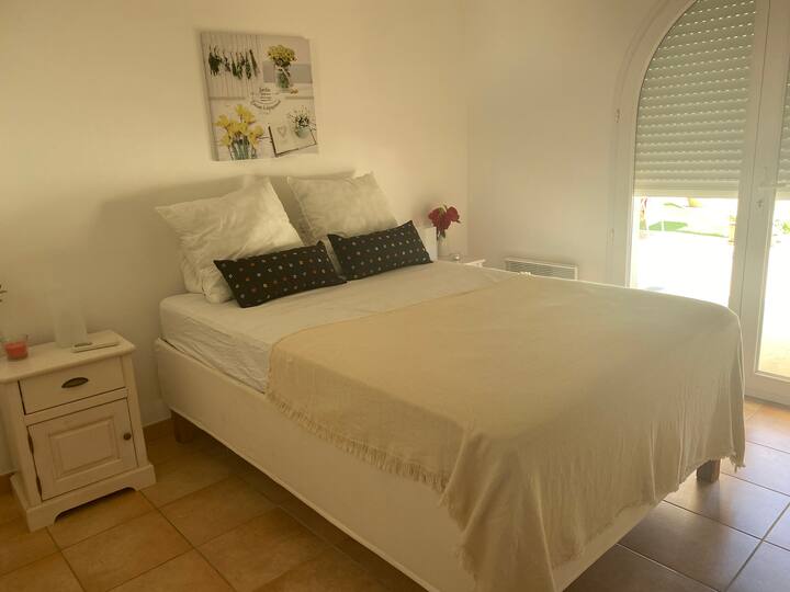 Dhomë gjumi me dalje në tarracë dhe ajër të kondicionuar