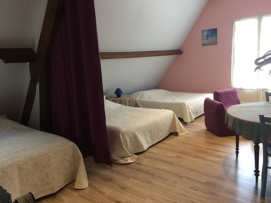 Grande chambre 3 lits double et 1 lit simple