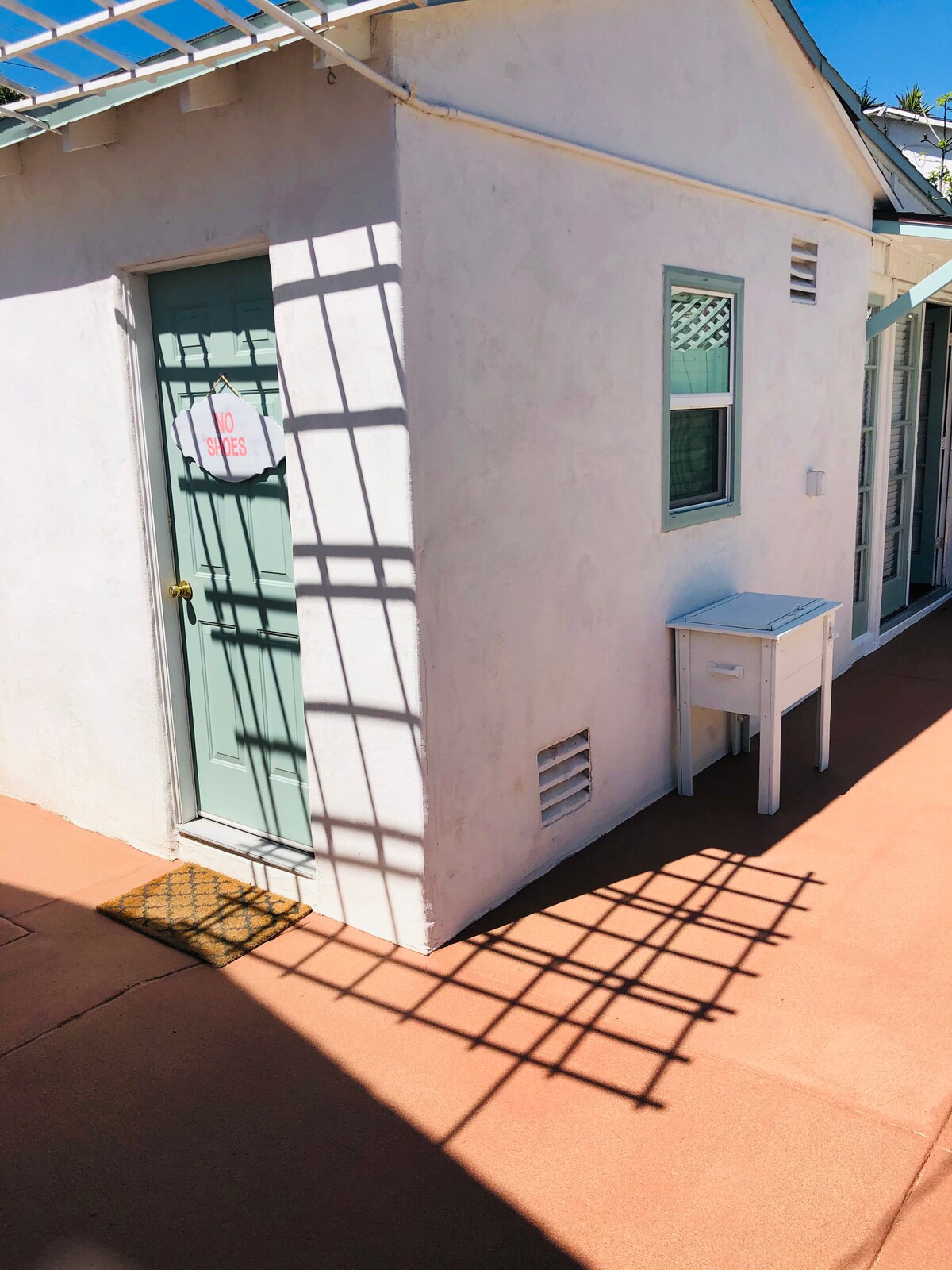 Ulaz u sobu za sunčanje, odvojeni dnevni i spavaći prostor s kaučem na razvlačenje i susjednim uredskim prostorom. Ova seoska kućica nema vlastitu kupaonicu . Tuš za surfere nalazi se vani. 