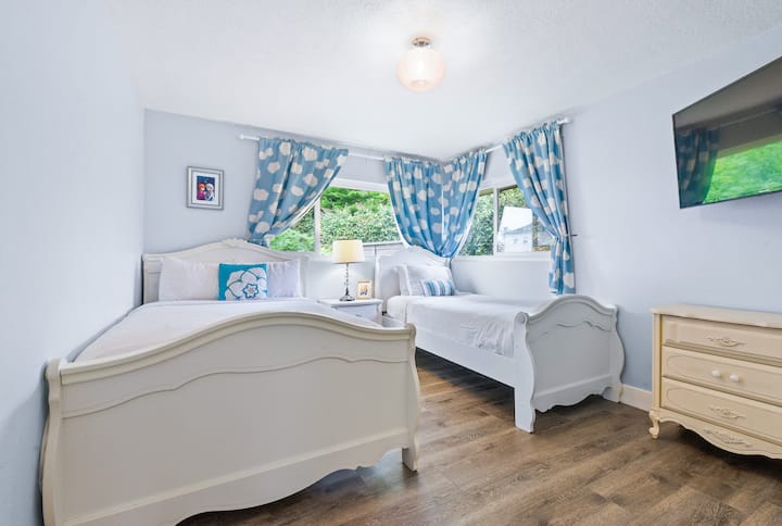 The 2nd bedroom offers a full sized bed and twin bed
