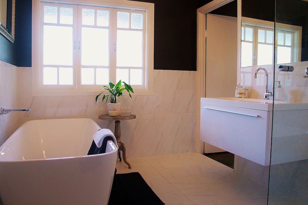 Double bath with 1.5m x 1.0m shower