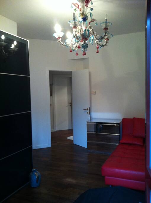 Ingresso camera, divano letto, armadio