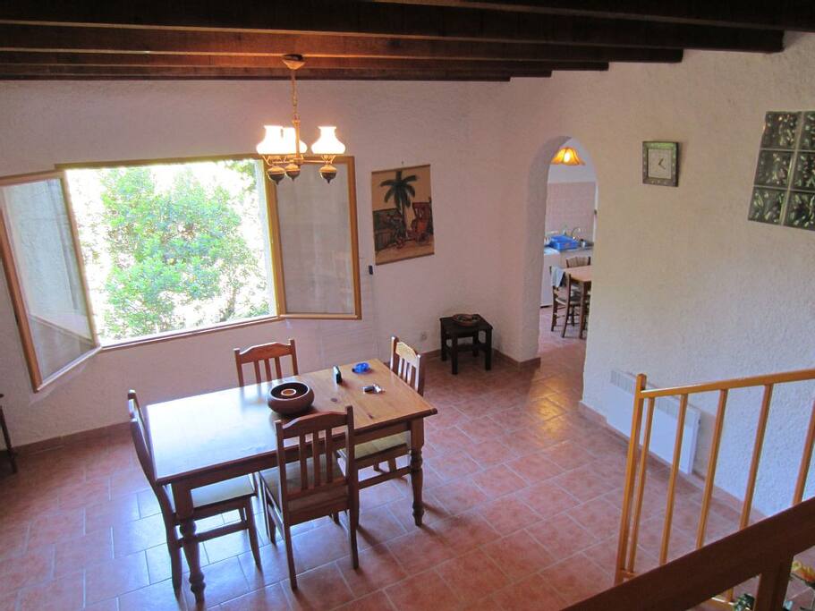 Salle à manger depuis la mezzanine.