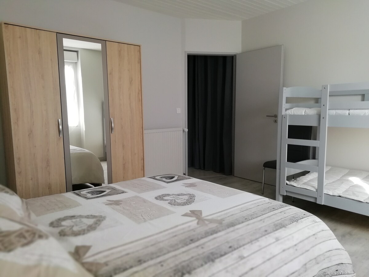 חדר השינה עם מיטה זוגית ומיטת קומתיים 