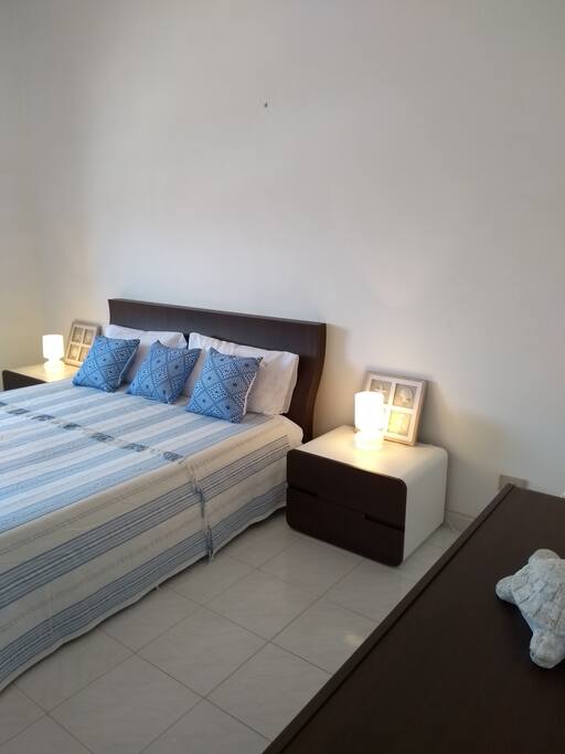 Bedroom, king-size bed.