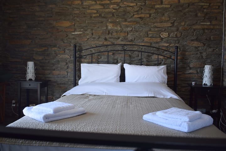 מיטה בקומה הראשונה.