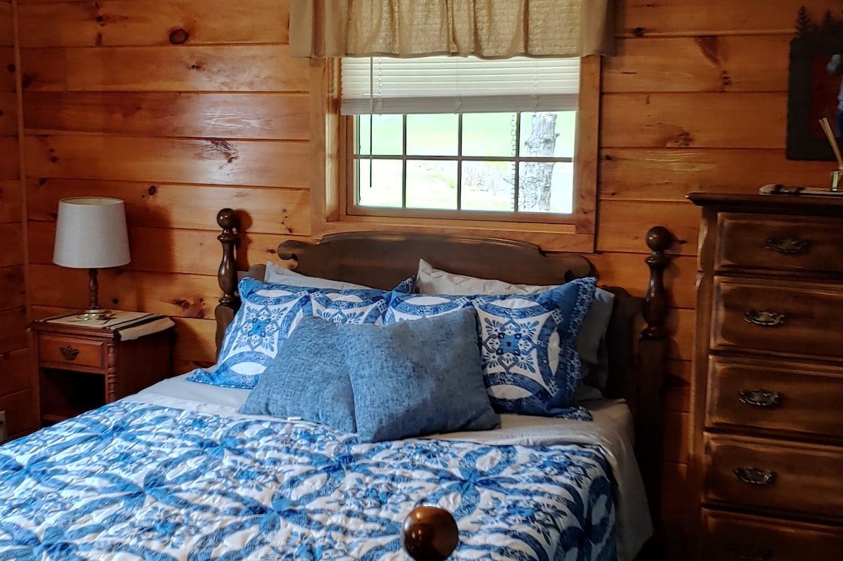 Hlavná spálňa s manželskou posteľou, dvoma komody, nočným stolíkom a šatníkom s posteľnou bielizňou a podlahovým ventilátorom.