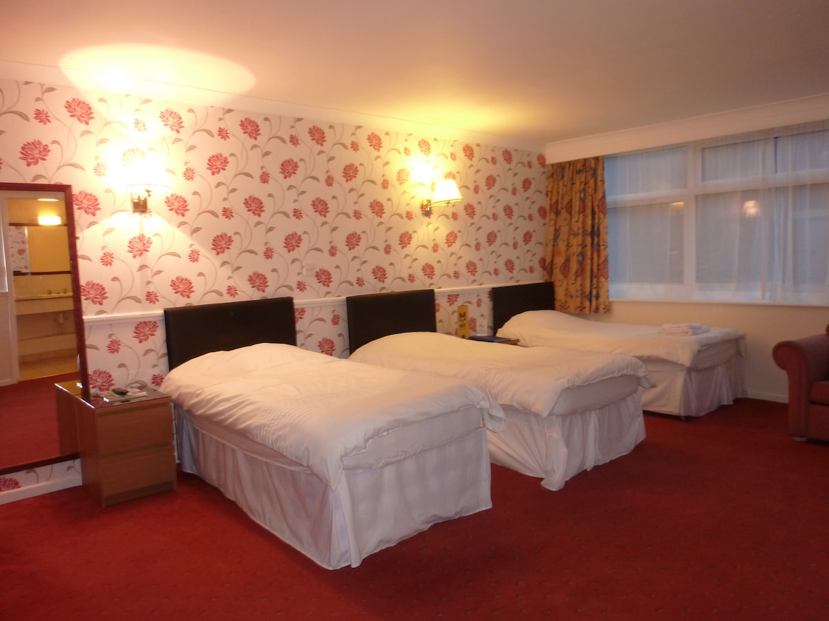 Triple, large homely en-suite room Idle, Bradford