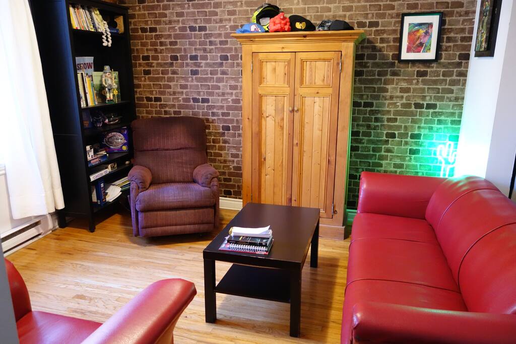 Un salon (divan-lit)
Living room (sofa-bed)