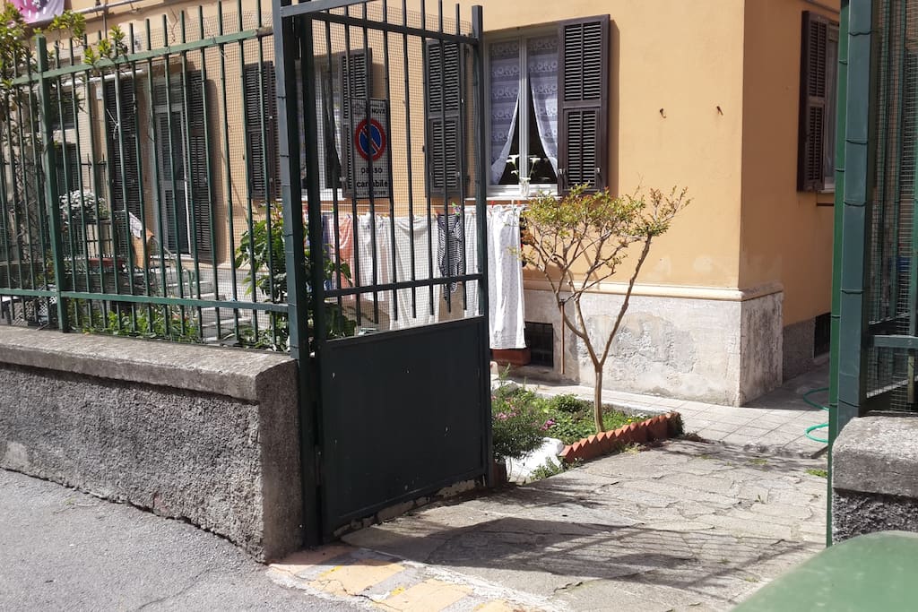 Il passo carrabile per entrare con autovettura o scooter