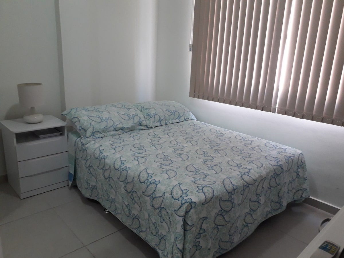 Slaapkamer heeft een tweepersoonsbed en plafond ventilator.
Er is geen airco. 