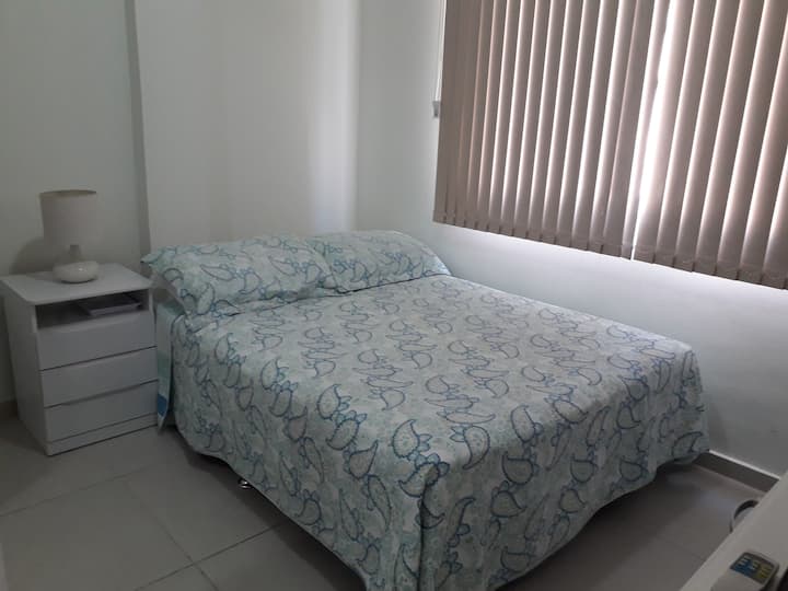 בחדר השינה יש מיטה זוגית ומאוורר תקרה.
אין מיזוג אוויר. 