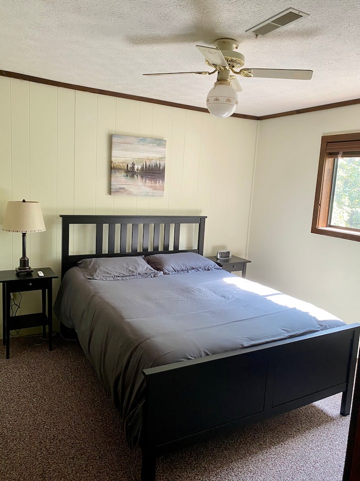 Wageni wanaweza kufikia vitanda vya malkia katika kila moja ya vyumba viwili vya kulala kwenye ghorofa ya chini