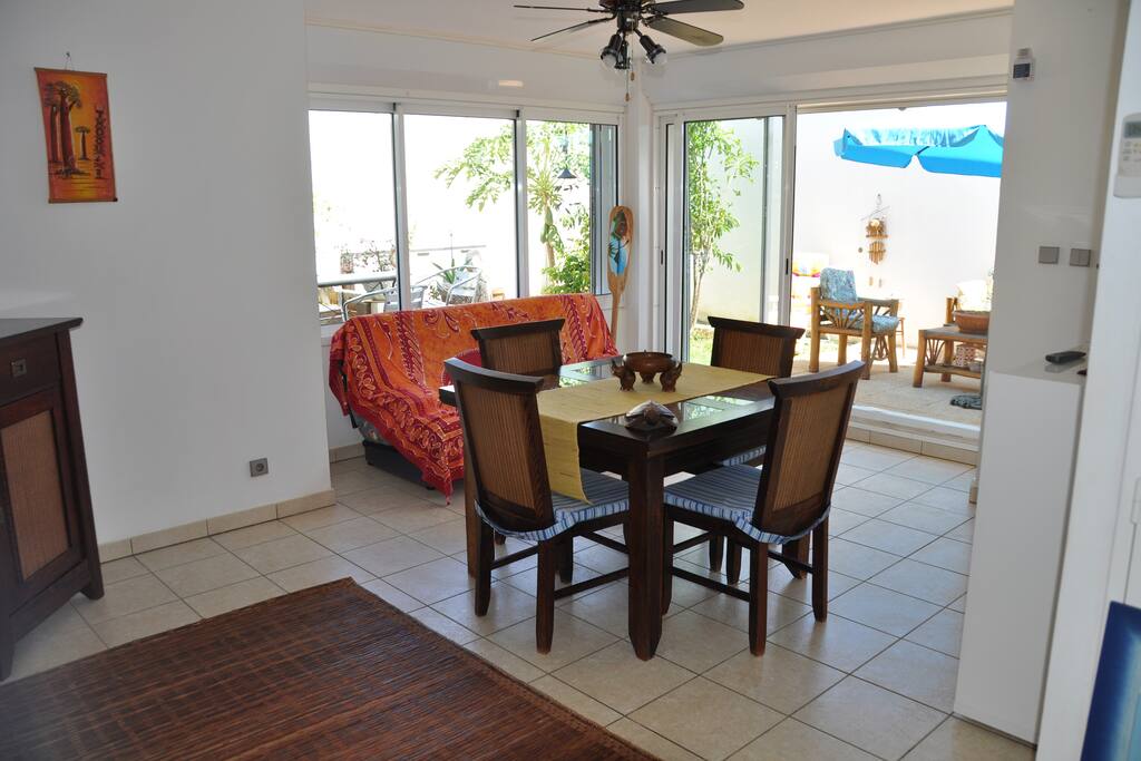salle à manger avec vue sur jardin privatif 100 m² et terrasse extérieure avec salon de jardin.