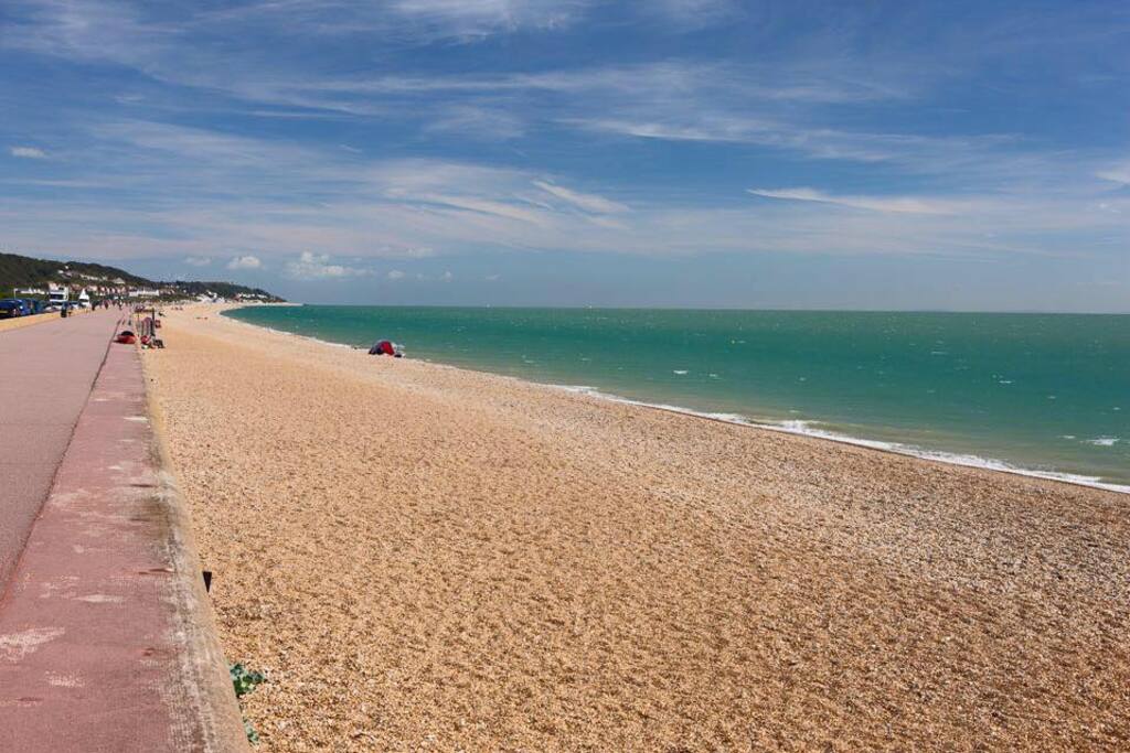 Hythe Beach is an 8 mins walk away... cross the High Street, past Waitrose, over the stunning Canal and you are nearly there..... A beach with a 5 Star water quality rating