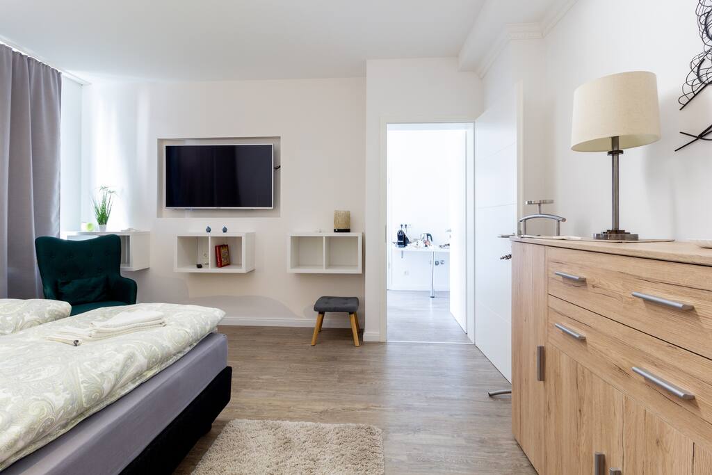 Blick in das Schlafzimmer und zum Wohnzimmer des zwei Zimmer Apartments
