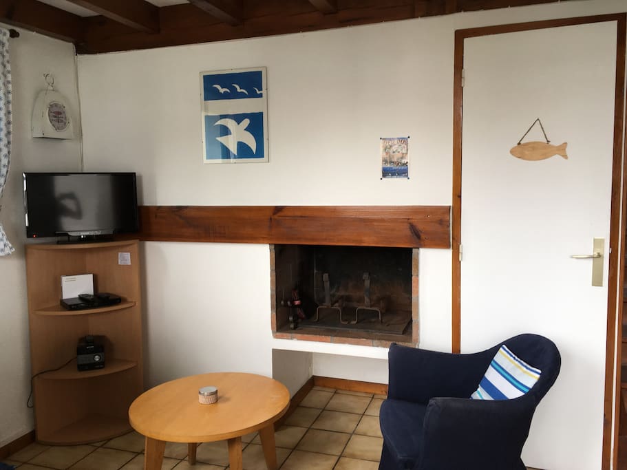 Le salon, vue sur la cheminée
