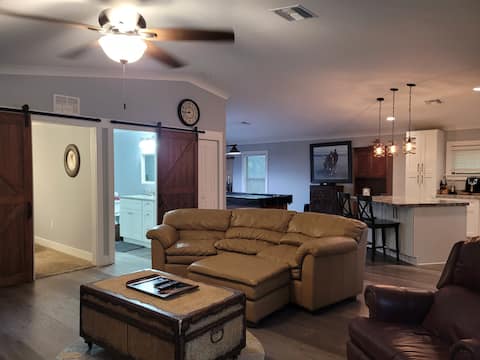 Successful Airbnb property: Secluded Getaway w/ Pool and private porch in De Land