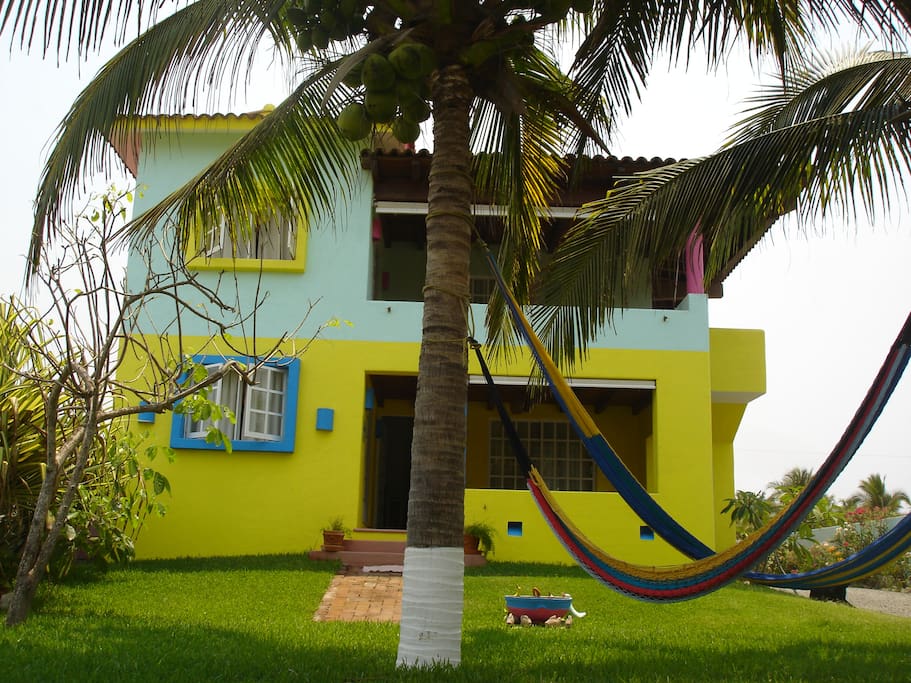 Casa de Luis con su jardín y hamacas
