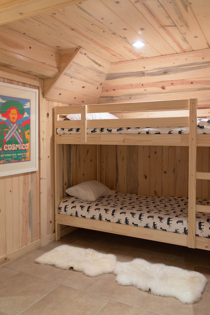 楼下3号卧室配有双层床和一张标准双人床。