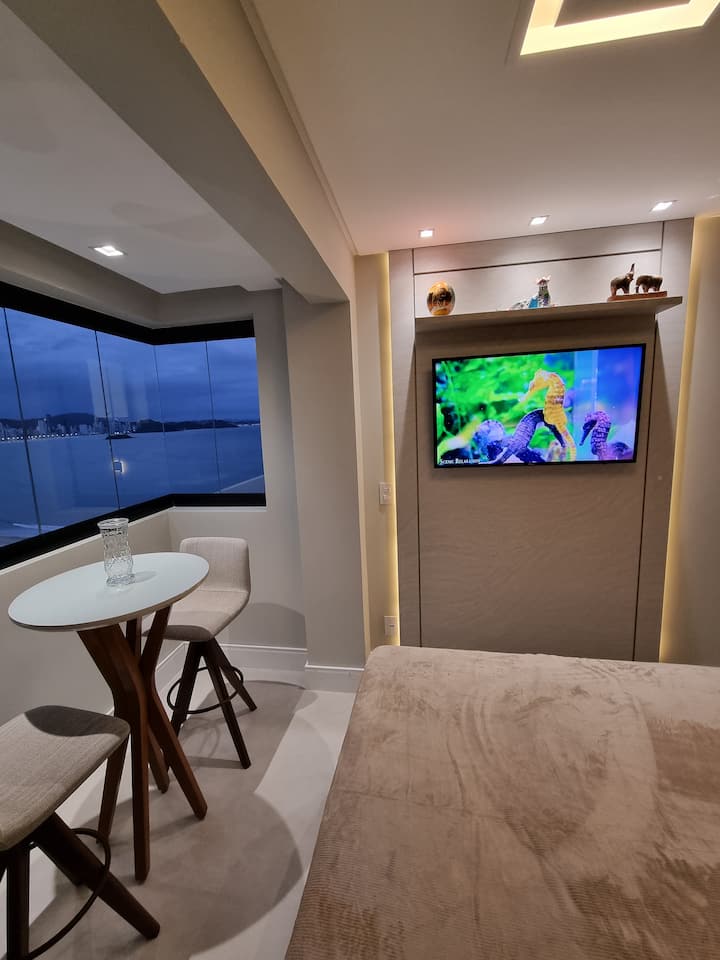 Собен апартман од песочник, со двоен кревет, реики прозорци кои овозможуваат целосно отворање на стаклото, паметен телевизор 43", топол и ладен поделен клима уред 9000 btu, маса со столови за вкусен појадок, среќен час, уживајќи во овој прекрасен поглед.