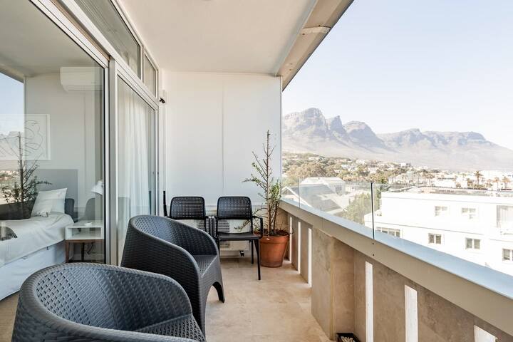 Stunning Camps Bay Ocean & Mountain View 2 Bed Apt gallery image 4