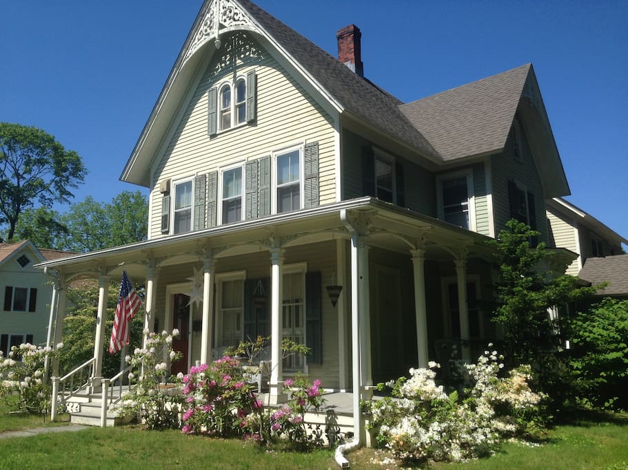 A short walk thru the historic district!