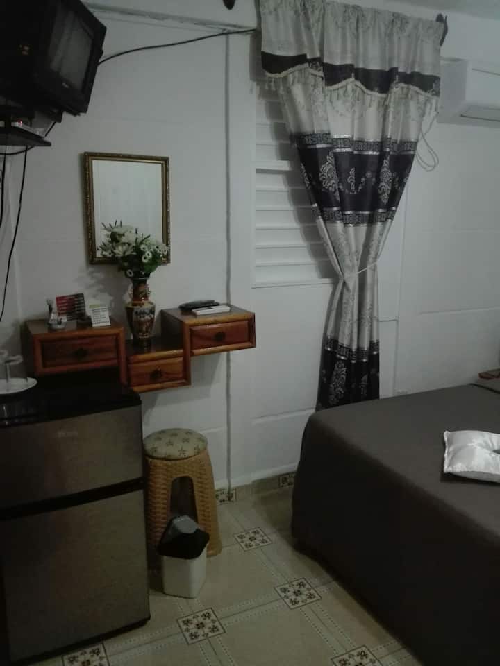 Część sypialni z mini lodówką