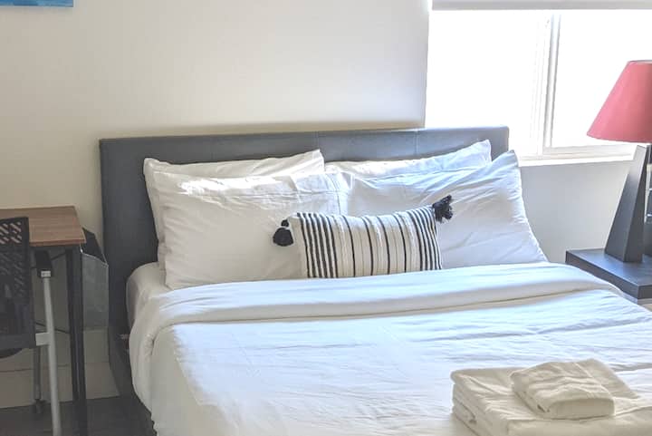 غرفة خاصة بسرير بحجم كبير ومكتب وحمام خاص داخل الغرفة