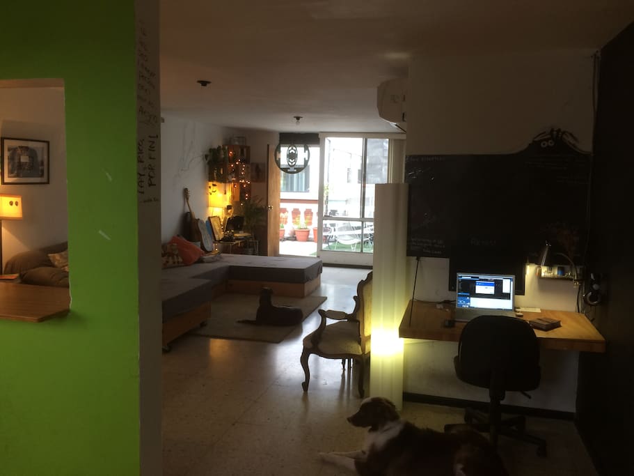 Area de trabajo, con monitor extra y video proyector.