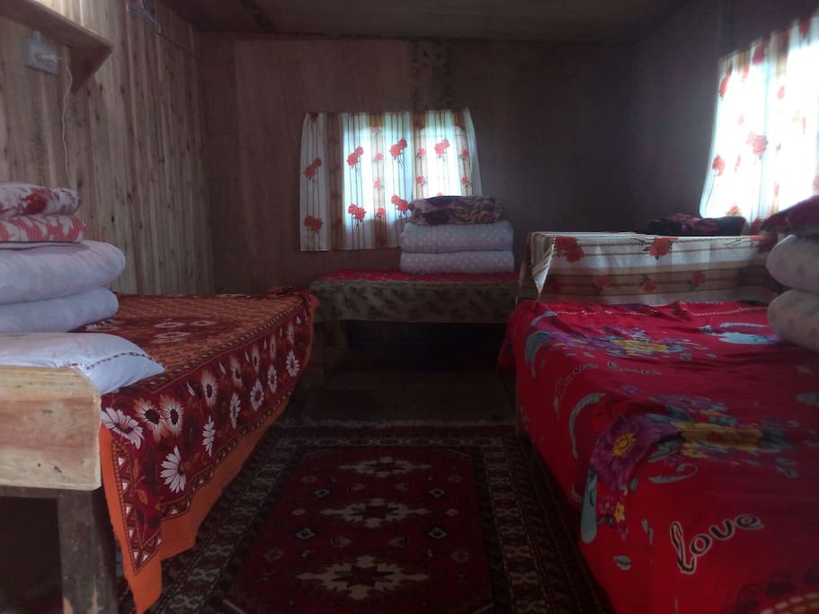 Room of three beds