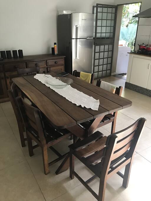 Sala de jantar e cozinha comunitária.