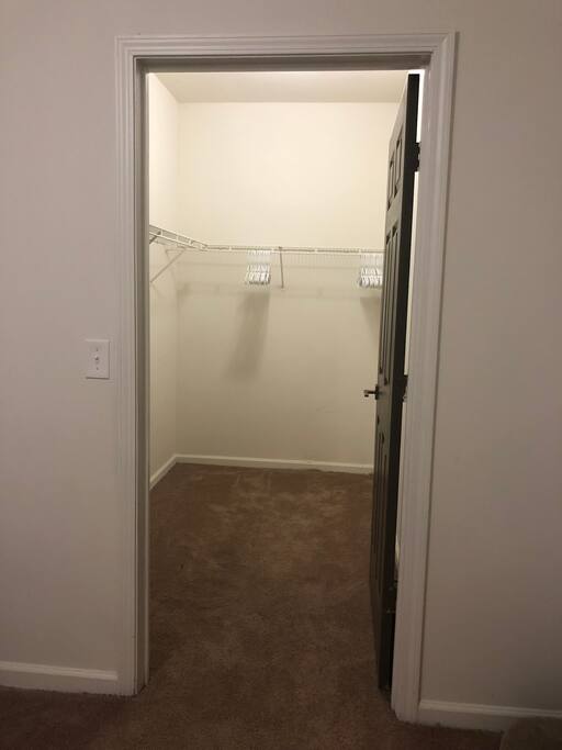 WALK IN CLOSET