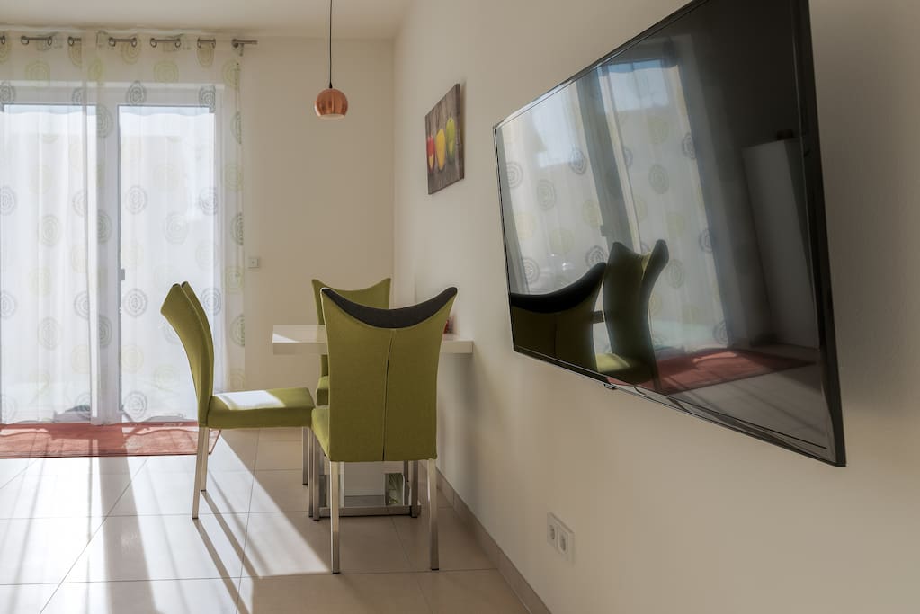 46 Zoll Fernseher, Blick Richtung Terasse