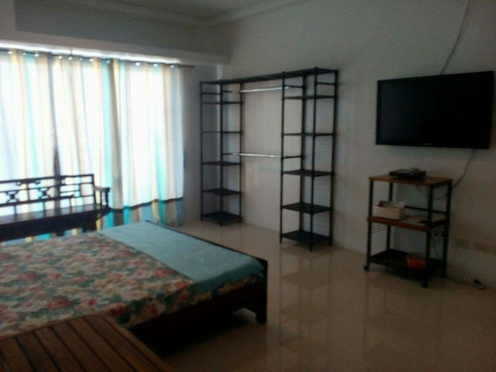 Spacious Studio  for 2-4 next to Robinson's mall