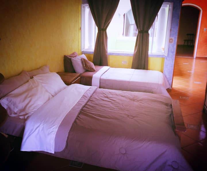 Gostinjska soba 1 bračni krevet, 1 krevet za jednu osobu.