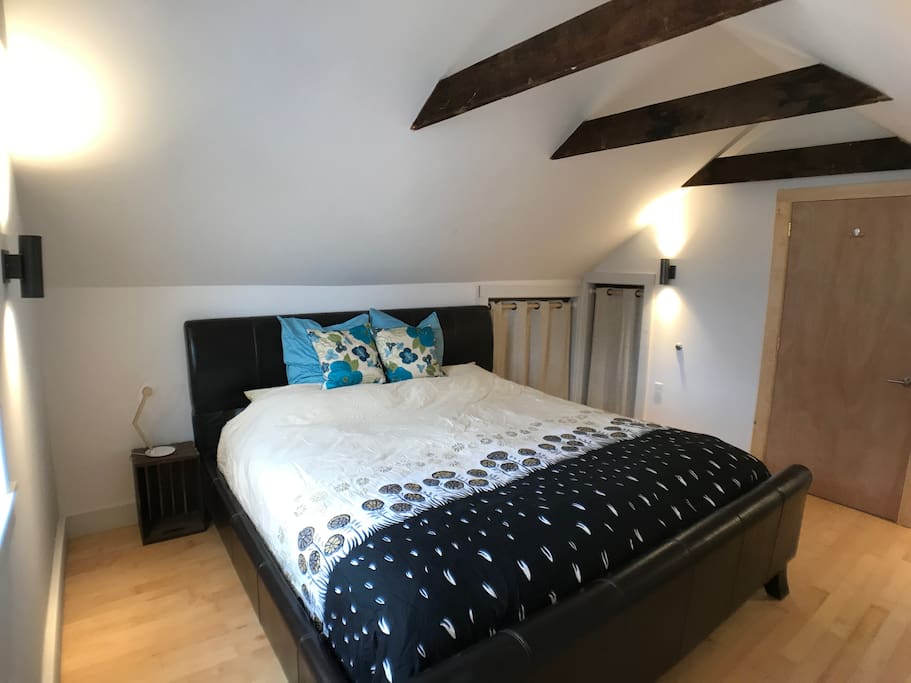 Your own private bedroom with king size bed on the 3rd Floor