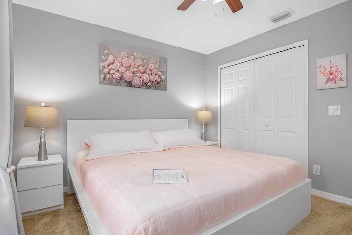 Стаята в Париж е създадена със супер комфорт , матрак от мемори пяна, 100% памучни чаршафи , висококачествени възглавници 