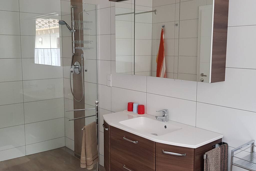 Bad mit Dusche, WC & Bidet