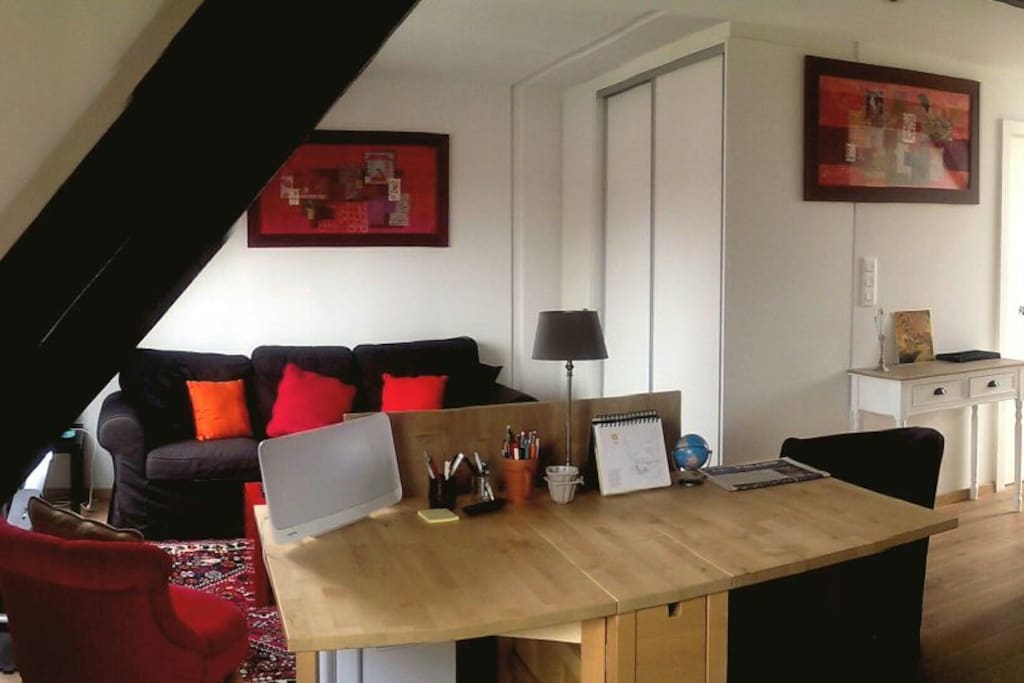 Vue d'ensemble de la pièce principale, elle aussi très lumineuse. Appartement bien chauffée (chauffage dernier cri et ventilateurs pendant les grosses chaleurs)