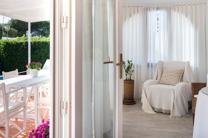 Villa con encanto en primera línea gallery image 5