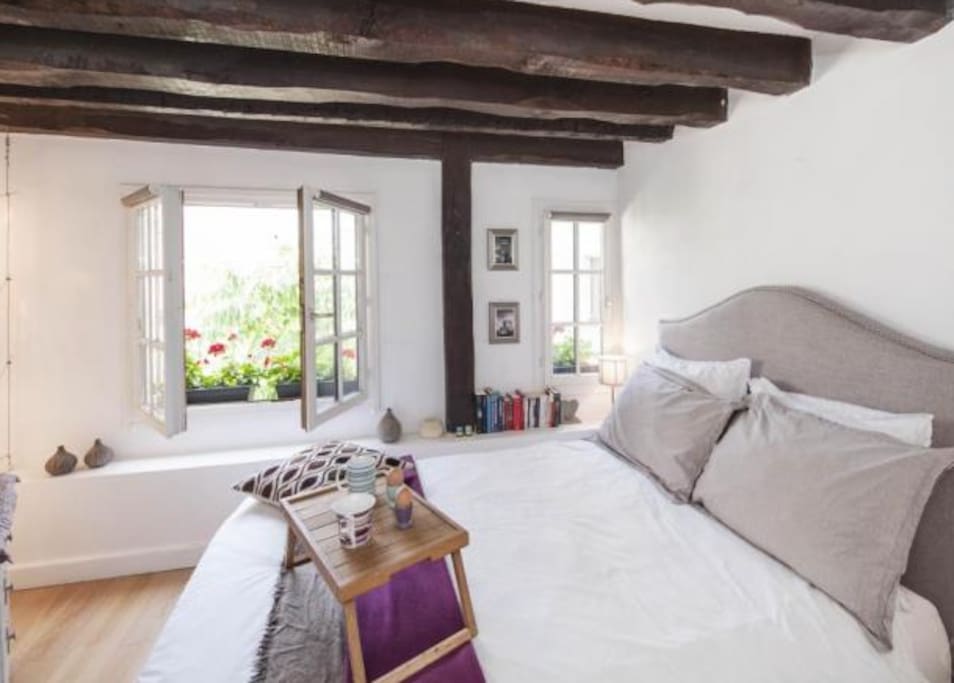 New decoration in 2015 : flowers, bed head confortable.