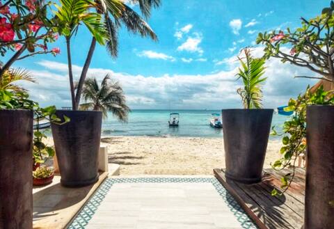 WOW! 3 Bdr, BEACH 0 min,5th Avenue 2 min!