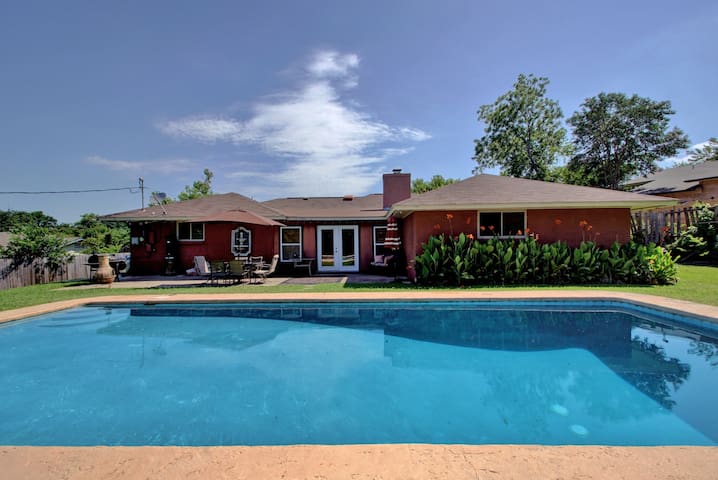 Rustic TexMex Home close to Downtown w/ Big Pool