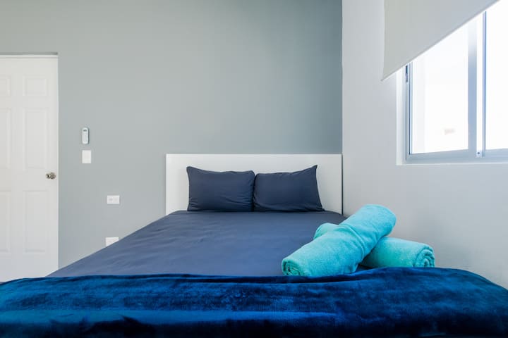 Ამ ნომერში არის ორი საწოლი დიდი ზომის. Საჭიროებისამებრ, შესაძლებელია მისი ამოღება. Თუ ბავშვებთან ერთად მოგზაურობთ, ეს შეიძლება მათთვის შესაფერისი ადგილი იყოს.